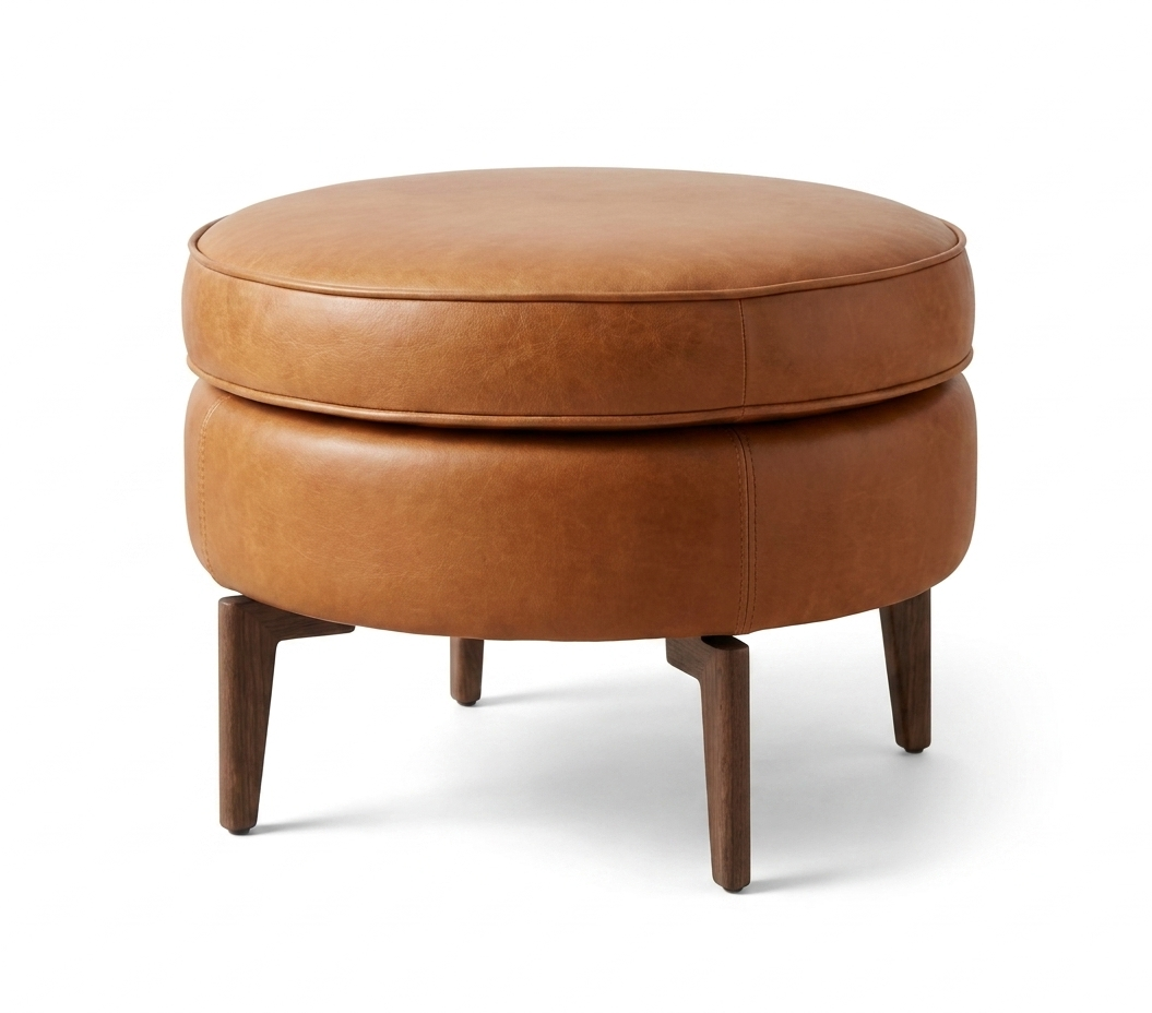 Cadeirão compacto em castanho areia. Ideal para quartos, home office ou como cadeira de leitura. Elegância em dimensão reduzida. PT.