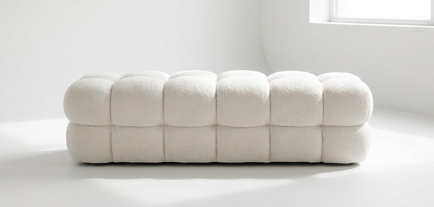 Sofá Bench Bouclé Capitônê Vertical Branco Neve | Banco Estofado Minimalista Sala de Estar | BeInside