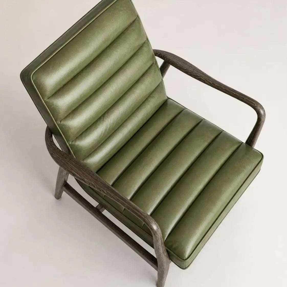 Cadeirão Verde Esmeralda Pele Natural Madeira Maciça | Decoração Sala de Estar Contemporânea | BeInside
